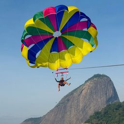 Passeio de Lancha Compartilhado com Voo de Parasail 1