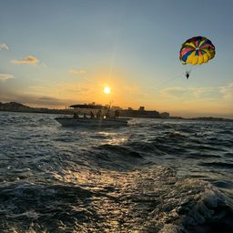 Passeio de Lancha Compartilhado com Voo de Parasail 2
