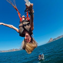 Passeio de Lancha Compartilhado com Voo de Parasail 3