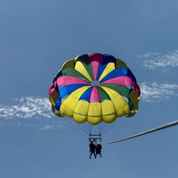 Passeio de Lancha Compartilhado com Voo de Parasail 4