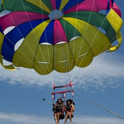 Passeio de Lancha Compartilhado com Voo de Parasail 6